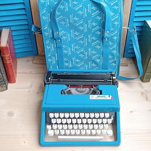 Rare Olivetti Special Edition ITALIA 90 Typewriter - QZERTY - Olivetti printed bag - perfect condition - fully functional