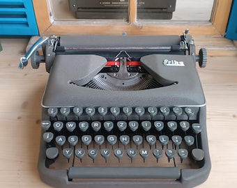 Erika QWERTZ Typewriter,Fully serviced, cleaned, perfect working condition.+original carrying case+and ink