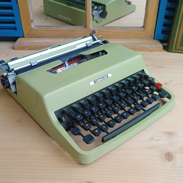 Máquina de escribir Olivetti Lettera 32. Primer modelo. QZERTY. Color original. En perfecto estado. Con estuche.