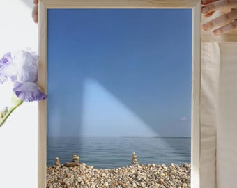 Impresión de playa de Cape Cod: Rocas apiladas y océano en calma – Descarga digital instantánea