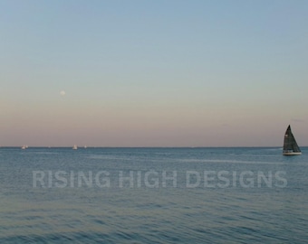 Impresión de velero en la hora dorada: fotografía del atardecer en el océano en Florida, arte mural costero digital, descargable