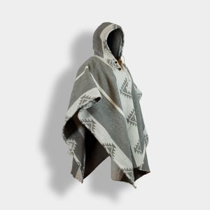 Handmade Andean Wool Poncho – Light Gray Traditional Ecuadorian Cloak – Warm, Ethical, Artisan-Made Cold Weather Cape