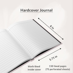 Puede incluir: Diario de tapa dura abierto con p&aacute;ginas rayadas. El diario mide 20 cm por 14,6 cm y tiene 150 p&aacute;ginas rayadas (75 hojas perforadas). El interior de la cubierta est&aacute; forrado en negro. El texto "Hardcover Journal" est&aacute; en la parte superior.