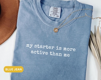 Camiseta de colores reconfortantes para masa madre. Mi masa madre es más activa que yo. Camiseta divertida y sarcástica. Regalos para panaderos amantes del pan de masa madre.
