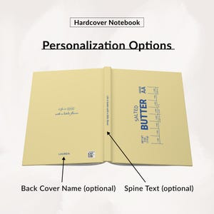 Puede incluir: Cuaderno de tapa dura abierto con una cubierta amarilla clara. El cuaderno presenta el texto "Life is butter with a little flavor" y "SALTED BUTTER" en las p&aacute;ginas interiores. La contraportada tiene el nombre "LAUREN".