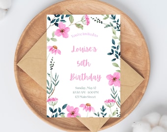 Pode incluir: Um convite de aniversário com tema floral com flores cor-de-rosa e folhas verdes. O texto diz "You're invited to Louise's 50th Birthday, Sunday, May 12, 10:30 AM - 1:00 PM, 123 Main Street."