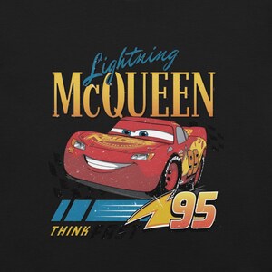 Camiseta unisex Lightning McQueen frente & hombro, Cars Radiator Springs Tee, Rusteze Disney vacaciones familia Negro