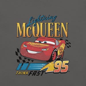 Camiseta unisex Lightning McQueen frente & hombro, Cars Radiator Springs Tee, Rusteze Disney vacaciones familia Asphalt