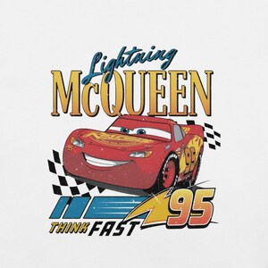 Camiseta unisex Lightning McQueen frente & hombro, Cars Radiator Springs Tee, Rusteze Disney vacaciones familia Blanco