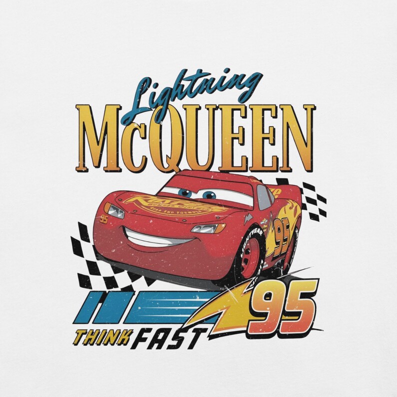 Camiseta unisex Lightning McQueen frente & hombro, Cars Radiator Springs Tee, Rusteze Disney vacaciones familia Blanco