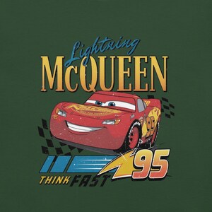 Camiseta unisex Lightning McQueen frente & hombro, Cars Radiator Springs Tee, Rusteze Disney vacaciones familia Forest