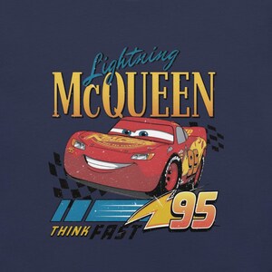 Camiseta unisex Lightning McQueen frente & hombro, Cars Radiator Springs Tee, Rusteze Disney vacaciones familia Navy
