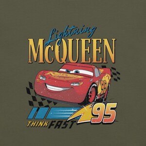 Camiseta unisex Lightning McQueen frente & hombro, Cars Radiator Springs Tee, Rusteze Disney vacaciones familia Military Green