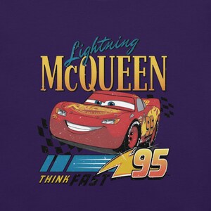 Camiseta unisex Lightning McQueen frente & hombro, Cars Radiator Springs Tee, Rusteze Disney vacaciones familia Team Purple