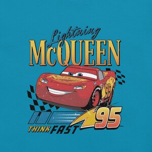 Camiseta unisex Lightning McQueen frente & hombro, Cars Radiator Springs Tee, Rusteze Disney vacaciones familia imagen 11