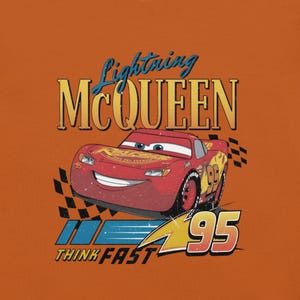 Camiseta unisex Lightning McQueen frente & hombro, Cars Radiator Springs Tee, Rusteze Disney vacaciones familia Autumn