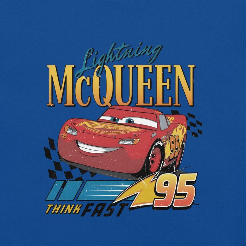 Camiseta unisex Lightning McQueen frente & hombro, Cars Radiator Springs Tee, Rusteze Disney vacaciones familia True Royal