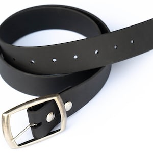 以下が含まれることがあります： 銀色のバックルが付いた黒い革のベルト。ベルトにはサイズ調整用の穴が5つあります。