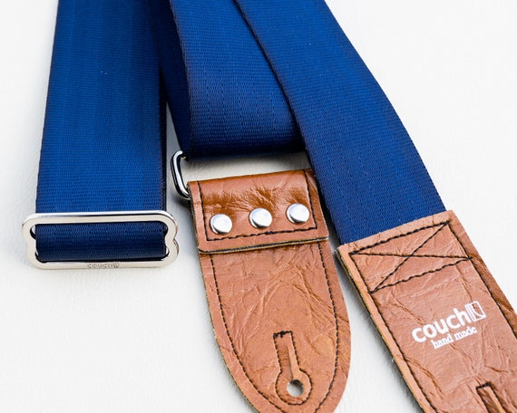 La sangle de guitare de ceinture de sécurité bleu marine et daim, ceinture  de sécurité recyclée bleue avec extrémités en cuir végétalien beige et  porte-médiator de guitare -  France