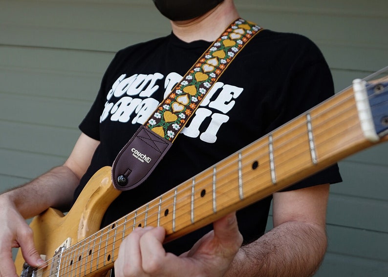 Wonderland Hearts 70s Guitar Strap, Vintage Weave, Bronze Hardware, Cork Vegan Leather Ends, Recycled Seatbelt Backing imagem 4