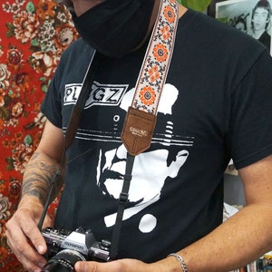 Cork And Orange Flowers Camera Strap, Made of Vintage 70s Fabric, Recycled Seatbelt and Vegan Cork Leather image 6