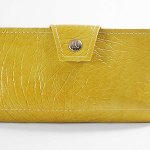 Cartera de mujer de mostaza de textura vintage, hecha a mano de cuero vegano amarillo vintage de 1970