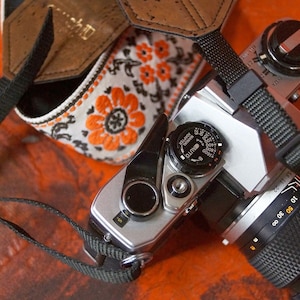 Cork And Orange Flowers Camera Strap, Made of Vintage 70s Fabric, Recycled Seatbelt and Vegan Cork Leather image 4