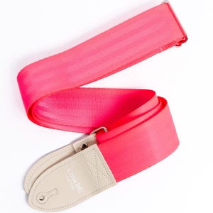 Sangle de guitare rose vif, embouts en cuir végétalien, accastillage en acier