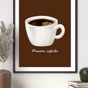 Könnte beinhalten: Gerahmter Kunstdruck mit einer weißen Kaffeetasse, gefüllt mit dunklem Kaffee. Die Worte "Primero, cafecito" sind darunter in Schreibschrift geschrieben. Der Hintergrund ist einfarbig braun.