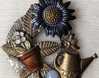 Broche vintage de collage de jardín de metales mixtos: ágata de encaje azul, girasol, abeja, regadera.