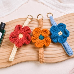Llavero de pulsera con flor de macramé, llavero de mano para bolso, cartera, billetera, regalo para maestros, regalo para amantes de las plantas.