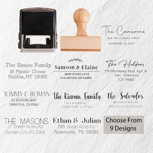 Könnte beinhalten: Eine Auswahl an Adressstempeln und ein Selbstfärbestempel. Das Bild zeigt neun verschiedene Adressdesigns mit verschiedenen Schriftarten und Layouts. Der Text "Choose From 9 Designs" ist ebenfalls sichtbar.