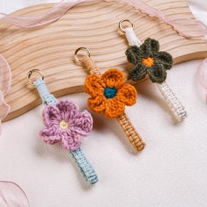 Pulsera con llavero tejido de flores, dijes para teléfono con margaritas azules, rosas, naranjas y verdes, llavero dorado con diseño floral hecho a mano, regalos para damas de honor.