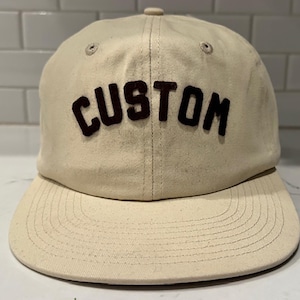 Individuell gebürsteter Baumwoll-Field-Trip-Hut mit handgenähten Filzbuchstaben