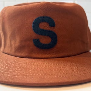 Gorra snapback vintage de fieltro personalizada con una sola inicial