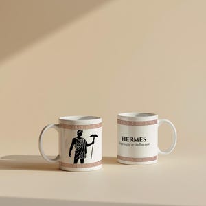 Peut inclure: Deux mugs en céramique blanche avec une bordure géométrique marron. L'un des mugs présente une silhouette noire d'une figure tenant un bâton. L'autre mug porte l'inscription "HERMES Ingenuity & Influence".
