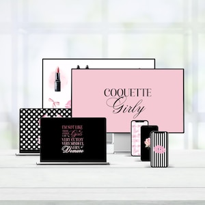 Op de afbeelding: Een verzameling digitale apparaten, waaronder laptops, smartphones en een desktopcomputer, met verschillende ontwerpen met vrouwelijke thema's. De schermen tonen lippenstift, stippen, bloemenpatronen en de zinnen "Coquette Girly" en "I'm not like other girls."