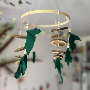 Baby leaf crib mobile, Green forest nursery mobile, Neutral mobile, Hanging mobile, Green mobile, Wood mobile, nature, Baby shower gift