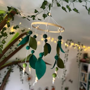 Baby leaf crib mobile, Green floral nursery mobile, Neutral mobile, Hanging mobile, Green mobile, Wood mobile, nature, Baby shower gift