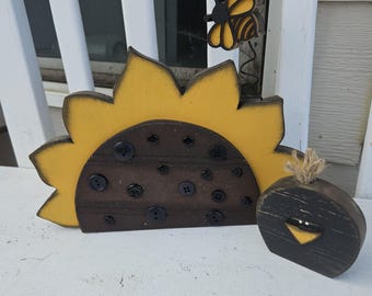 Sunflower sitter w/Bee and crow, home decor