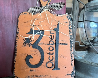 Tabla de cortar rústica para el 31 de octubre: decoración primitiva de Halloween