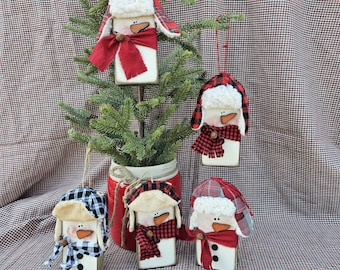 Adorno de muñeco de nieve con orejeras, decoración de temporada, Navidad, Invierno