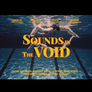 Peut inclure: Une affiche de film avec le titre "SOUNDS IN THE VOID" en lettres orange et jaune. L'image pr&eacute;sente des nageurs sous l'eau dans une piscine. L'affiche comprend les noms du cam&eacute;raman, du r&eacute;alisateur, du cin&eacute;aste et des acteurs.
