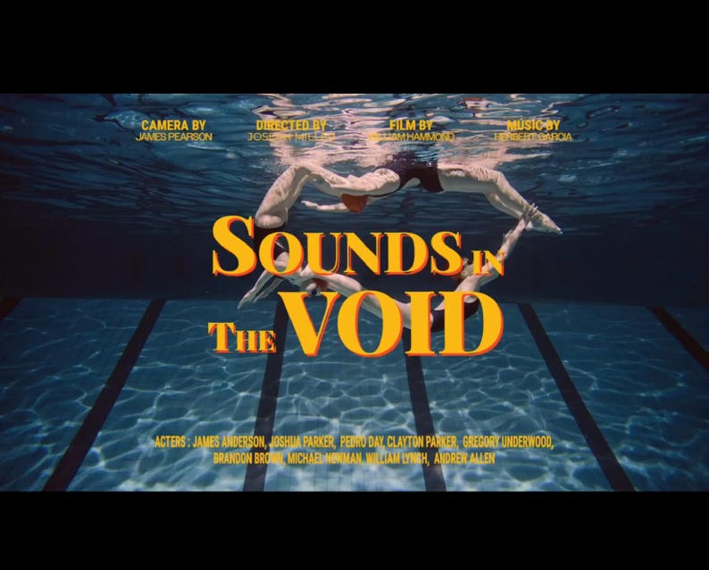 Peut inclure: Une affiche de film avec le titre "SOUNDS IN THE VOID" en lettres orange et jaune. L'image pr&eacute;sente des nageurs sous l'eau dans une piscine. L'affiche comprend les noms du cam&eacute;raman, du r&eacute;alisateur, du cin&eacute;aste et des acteurs.