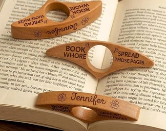 Portafoglie in legno personalizzato "Book Whore", regalo divertente per lettori, accessorio di lettura personalizzato con nome, souvenir irriverente per amanti dei libri.