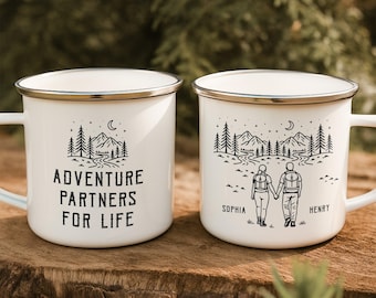 Taza de esmalte personalizada "Compañeros de aventura para toda la vida", regalo personalizado con nombres de pareja para acampar y hacer senderismo, taza para exteriores con diseño de puesta de sol en la montaña, regalo para amantes de la naturaleza.