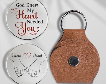 Portachiavi tascabile personalizzato con scritta "Dio sapeva che il mio cuore aveva bisogno di te", portachiavi in pelle personalizzato con nomi, regalo romantico per coppia di San Valentino.