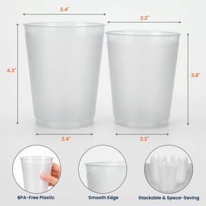 Pode incluir: Dois copos de pl&aacute;stico transparente, um com 10,9 cm de altura e 8,6 cm de largura, e o outro com 9,7 cm de altura e 8,1 cm de largura. Os copos s&atilde;o livres de BPA, t&ecirc;m bordas lisas e s&atilde;o empilh&aacute;veis.