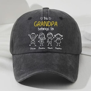 Peut inclure: Casquette de baseball gris foncé avec le texte "This Grandpa belongs to" en jaune et blanc. En dessous, quatre personnages stylisés avec les noms Oliver, Amelia, Noah et Sophia.