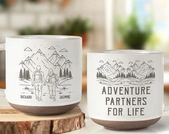 Tazza in ceramica personalizzata "Compagni di avventura per la vita", tazza da caffè in ceramica con nome personalizzato per escursioni, regalo per anniversario all'aperto, tazza rustica da montagna